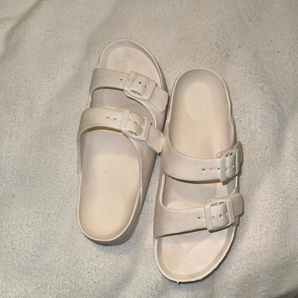 Barely worn 
RAINBOW 
Women sandals